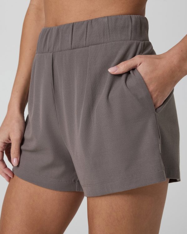 Pose Short